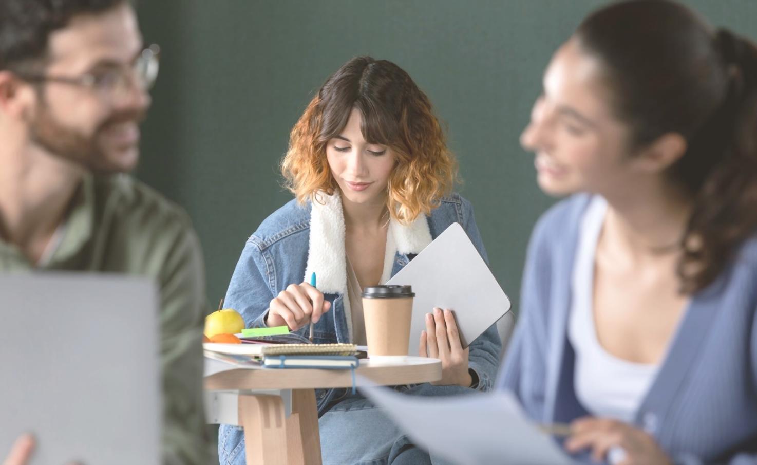 Session de formation avec analyse collaborative de documents financiers sur grand écran