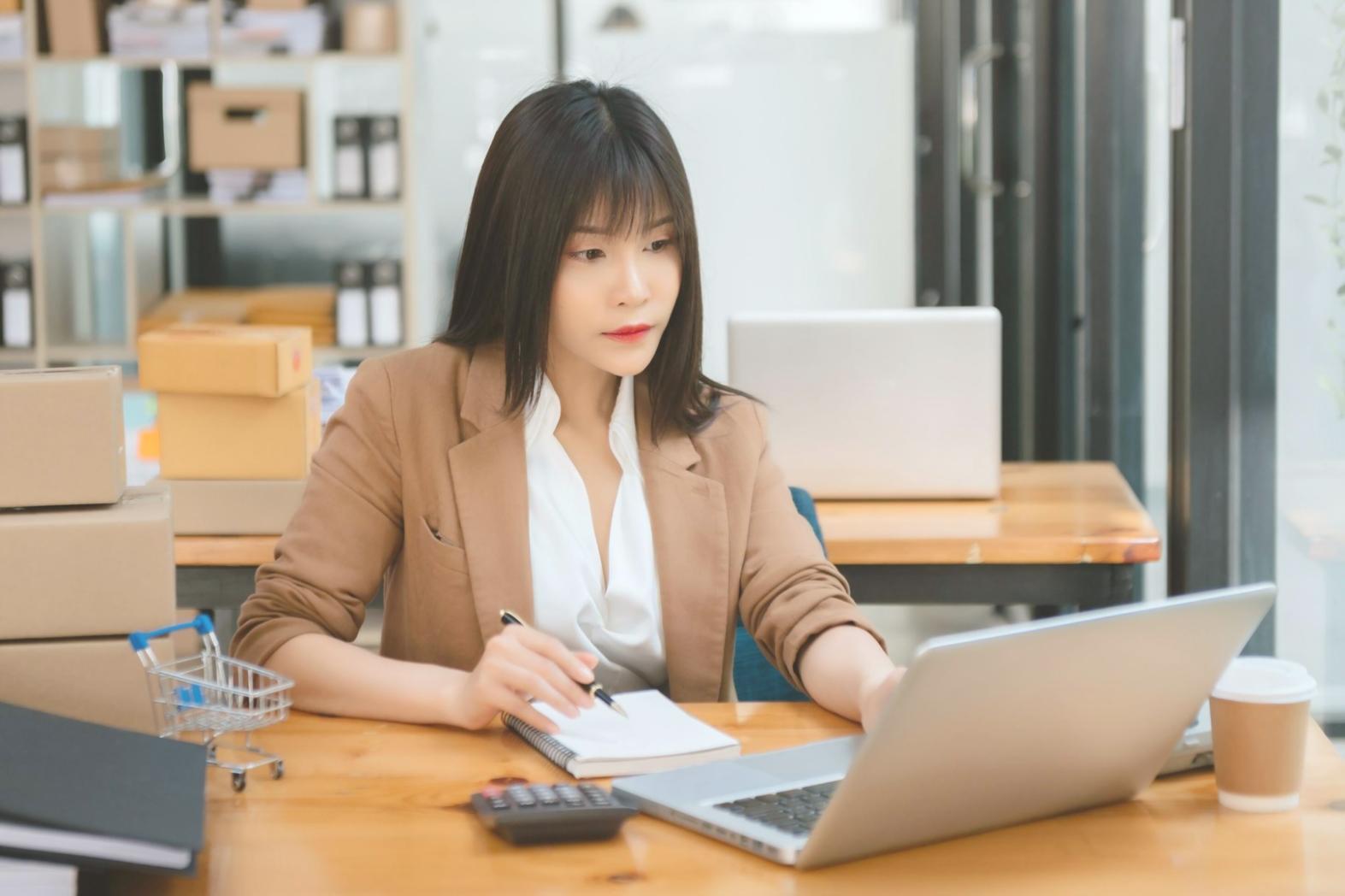 Environnement de travail d'analyste financier avec écrans affichant des données de marché